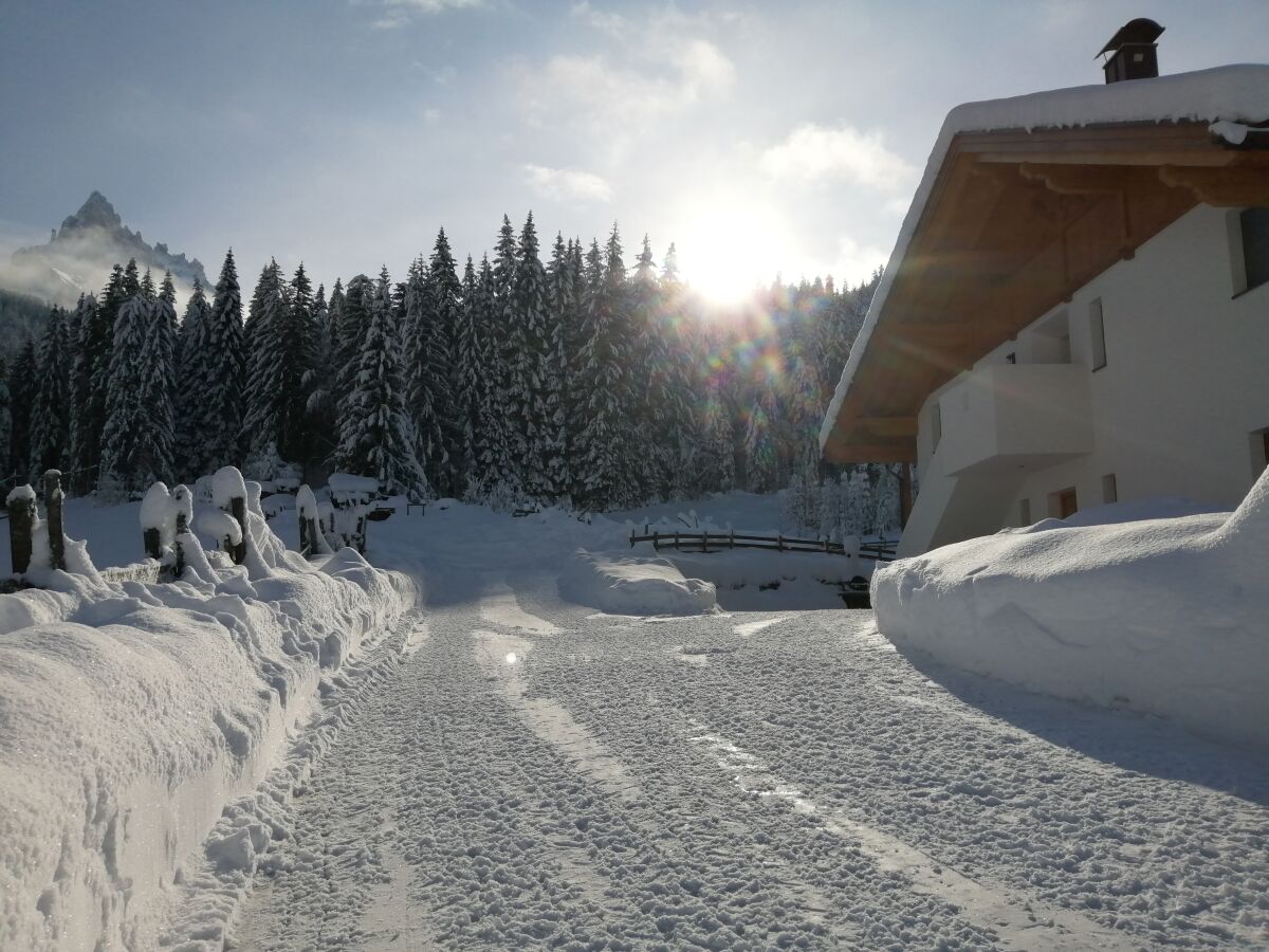 Rodeln vor dem Haus.