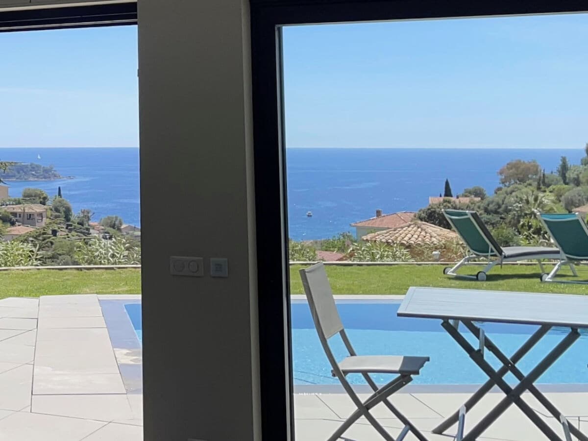 Blick von innen auf den Pool und das mediterrane Meer