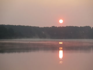 Sonnenaufgang über dem See