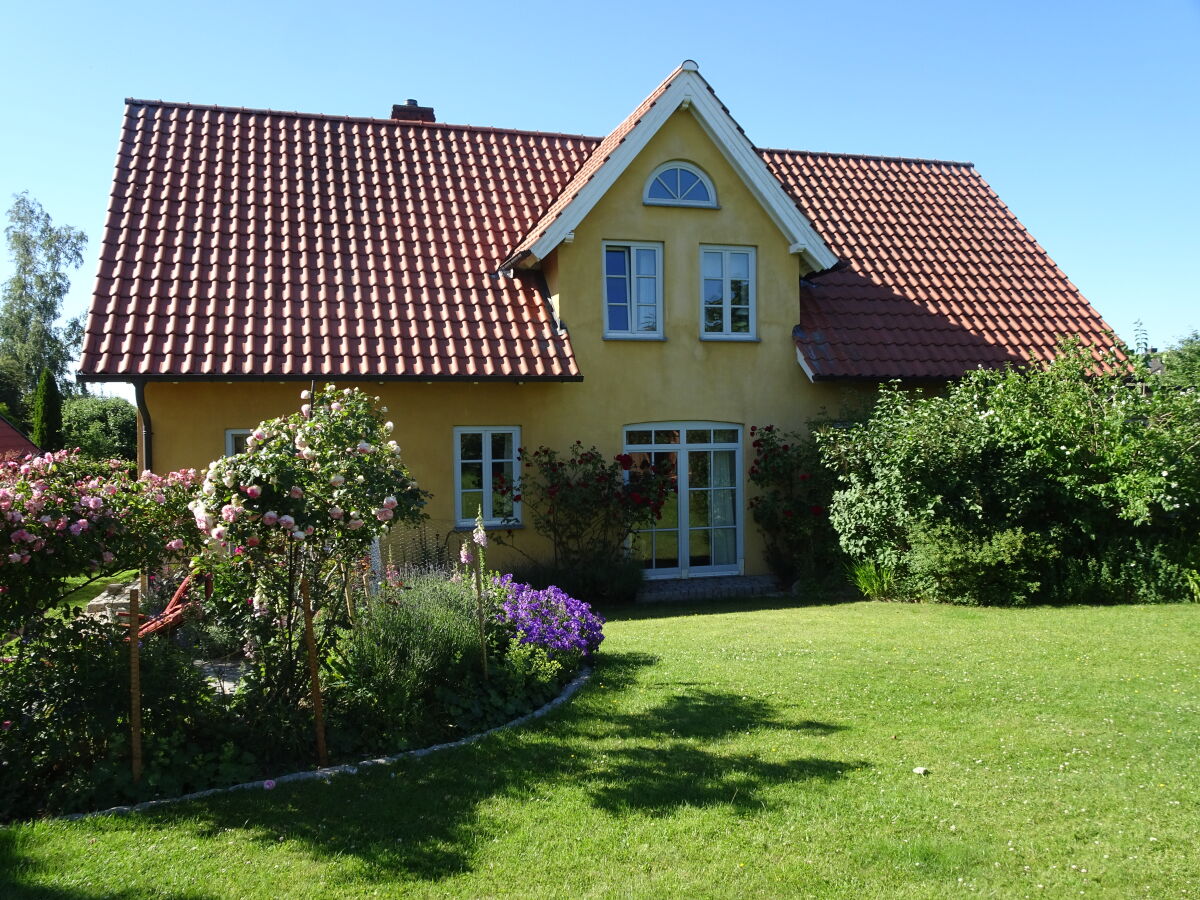 liebevoller Garten hinter dem Friesenhaus