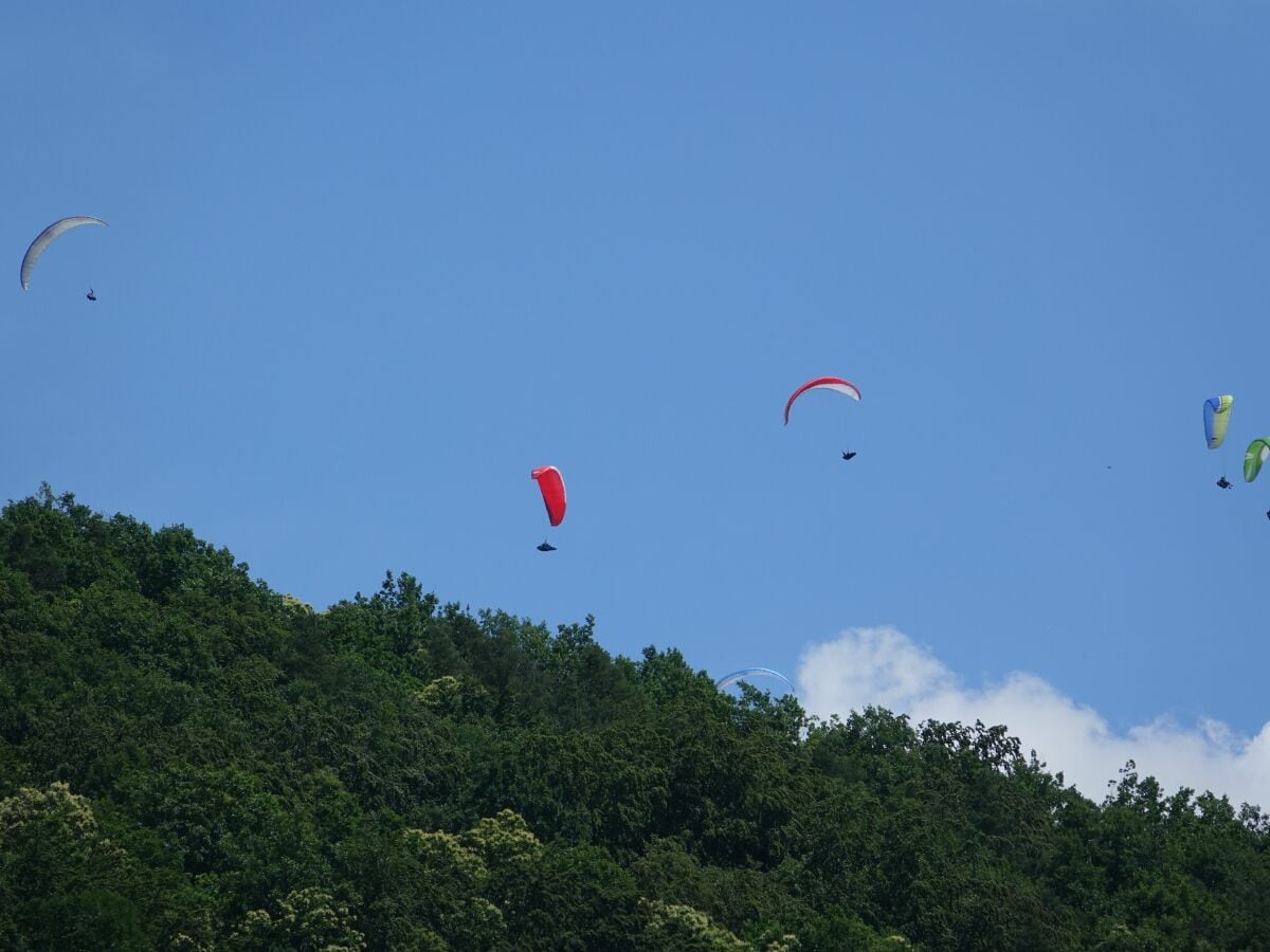 Gleitschirmflieger am Orensfels