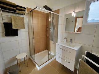 2 Bäder mit Dusche und WC