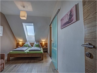Vom Zimmer gelangen Sie direkt ins Bad mit Dusche