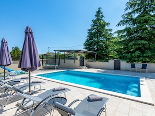 Genießen Sie den schönen blauen Pool.