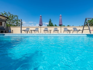 Genießen Sie den schönen blauen Pool.