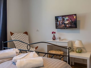 Schönes und komfortables Schlafzimmer.