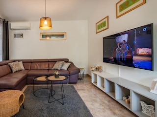 Wohnzimmer mit komfortabler Couch.