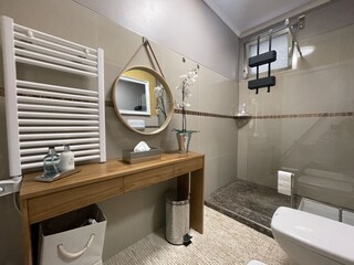 Bad mit großer Dusche