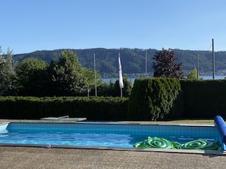 Der Pool lädt ein zum Planschen und Schwimmen