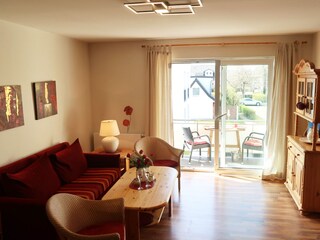 Wohnzimmer mit Zugang zum Balkon