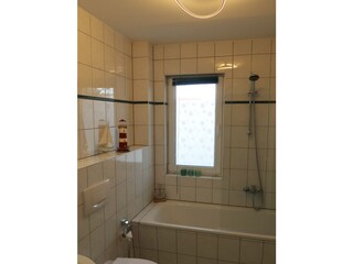 Bad mi Badewanne und Duschvorrichtung