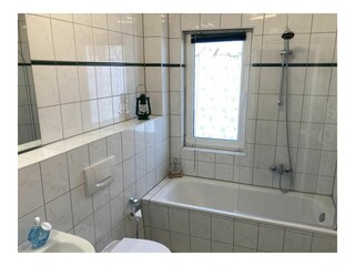Bad mi Badewanne und Duschvorrichtung