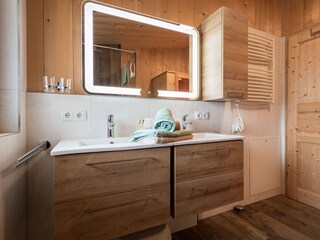 Bad mit Doppelwaschbecken