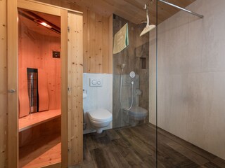 Bad mit WC, Dusche und Infrarotkabine
