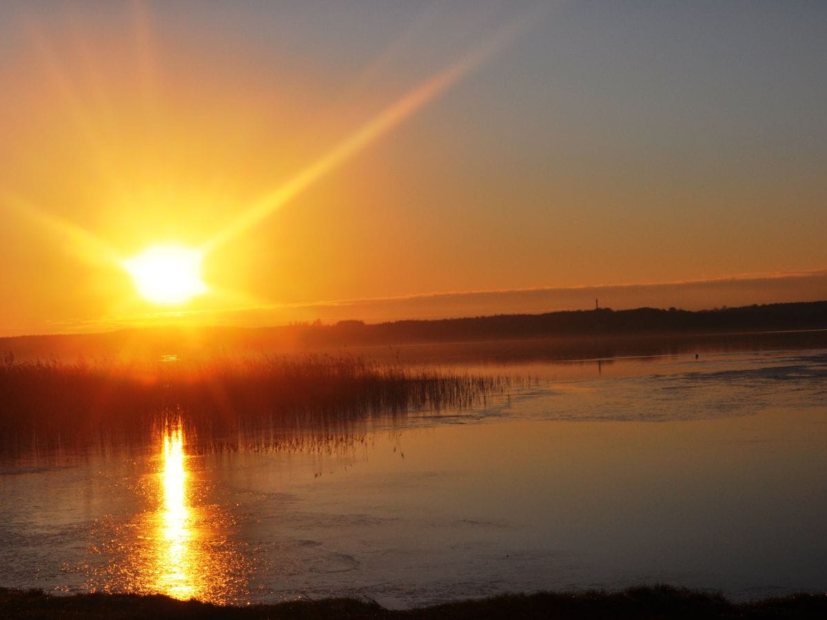 Untergehende Sonne am Strand