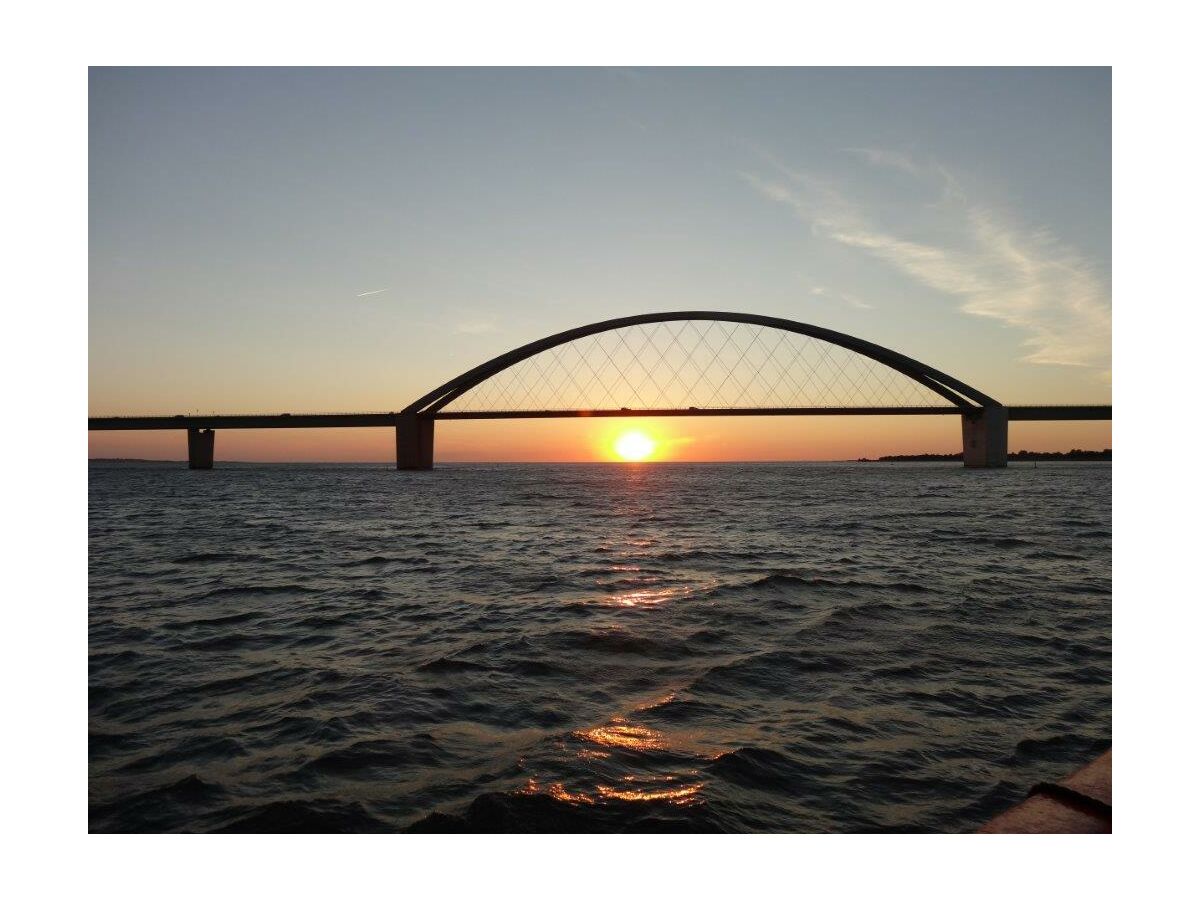 Sonnenuntergang hinter der Fehmarnsundbrücke