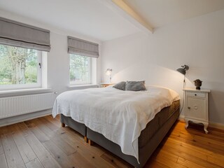 Das Schlafzimmer mit Boxspringbett (180 x 200 cm)