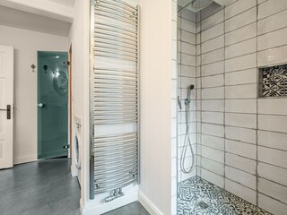 Das Badezimmer im Erdgeschoss, neben der Küche