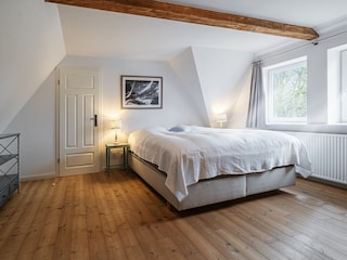 Schlafzimmer 2 im OG mit Boxspringbett (180 cm breit)