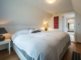 Schlafzimmer mit Meerblick und Boxspringbett (180 x 200 cm)