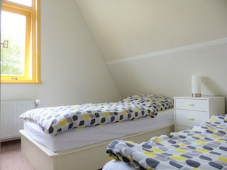 Schlafzimmer mit zwei Betten im OG