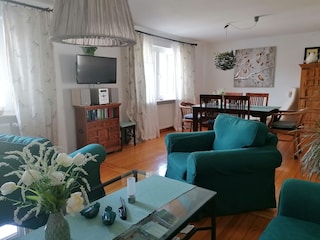 großes Wohnzimmer mit Eßplatz