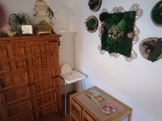 Kindertisch und Hochstuhl im Wohnzimmer