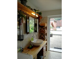 Bad mit  Dusche und Wanne zugang zur Terrasse
