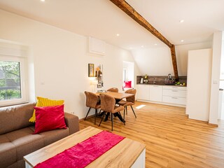 Blick auf Küche und Essbereich