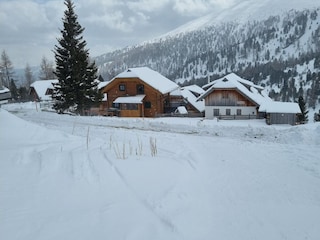 Hütte gleich am Wanderweg zu den Pisten