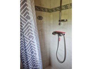 Dusche in Badezimmer oben