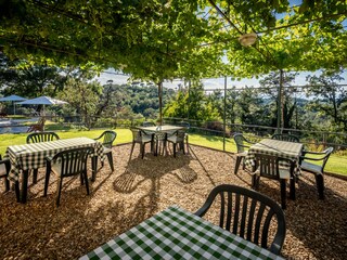 Gemeinschaftsraum zum Essen unter der Pergola