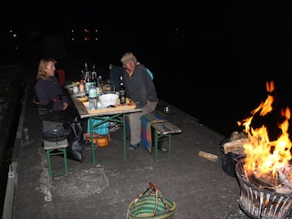 Abend auf dem Steg mit Feuerkorb