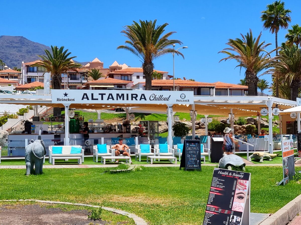 Chillout Bar direkt vor dem Gebäude am Strand