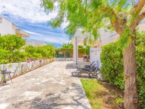 con giardino privato vicino alla spiaggia