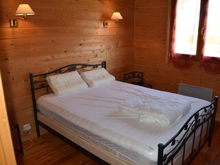 Schlafzimmer mit Doppelbett an Erdgeschoss