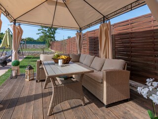 Die Terrasse ist eine Oase der Entspannung