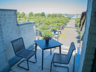 Balkon mit Balkonmöbeln