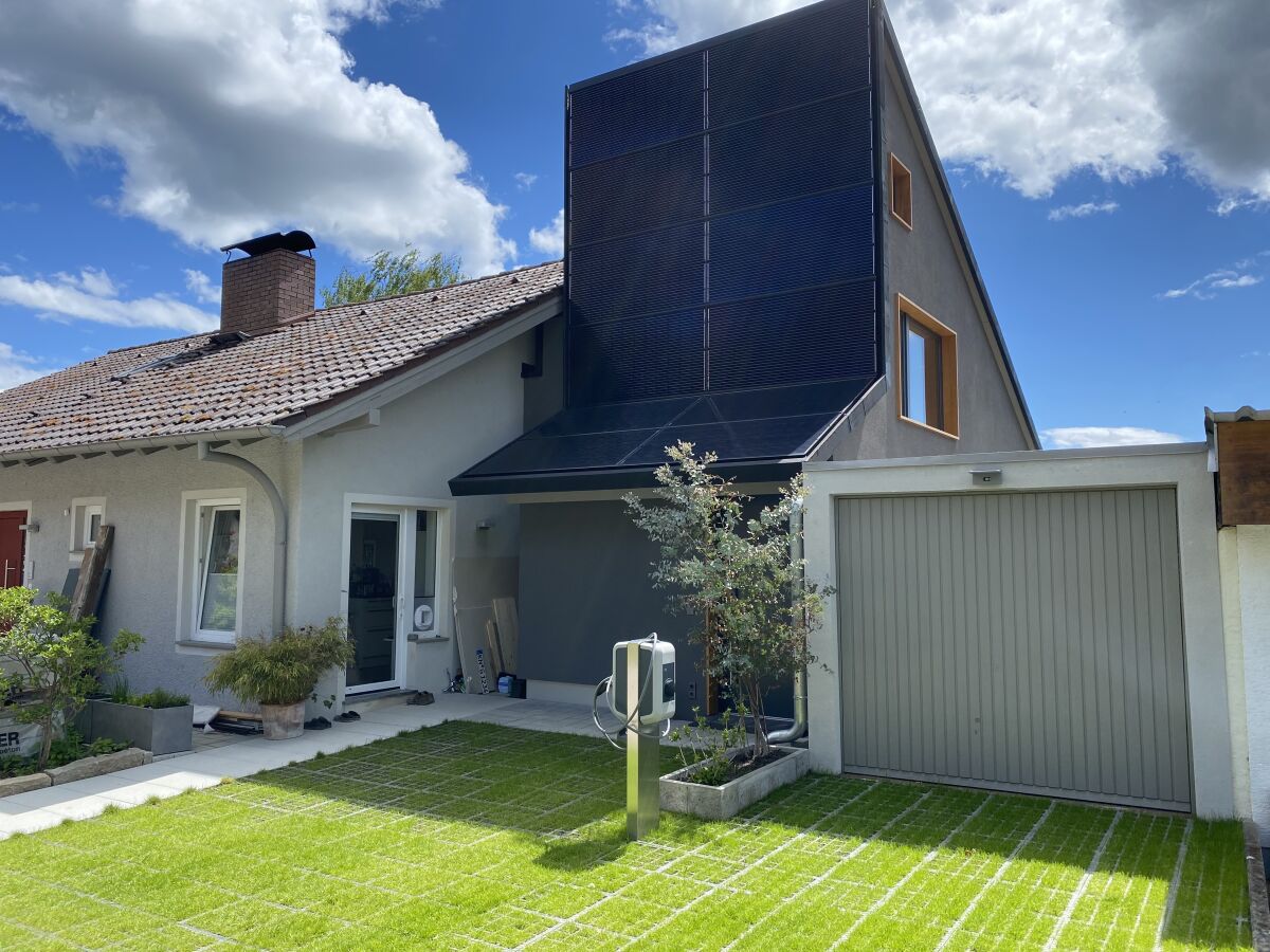 House view with photovoltaic panels and parking space right in front
