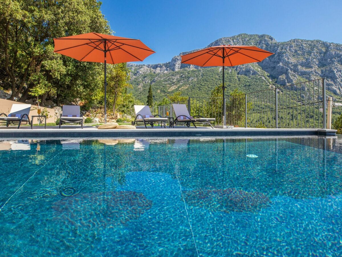 Der Pool und Terrasse mit Meerblick