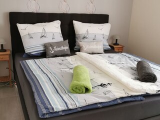 Zweites Schlafzimmer mit hochwertigen Boxspringbett