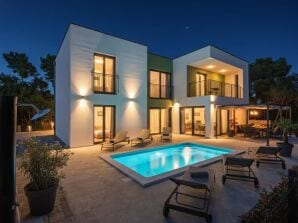 Villa Flavia with private pool, close to the beach