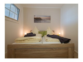 Schlafzimmer mit Doppelbett