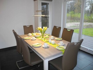 Großer Esstisch für die ganze Familie