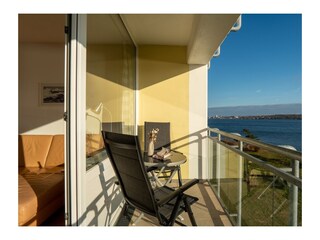 sonniger Balkon mit ...