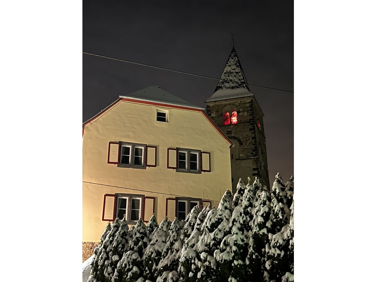 Gästehaus und Turm im Winter