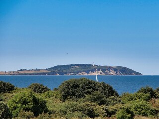 Blick vom Ostseestrand auf die Insel Hiddensee