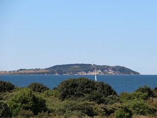 Blick vom Ostseestrand auf die Insel Hiddensee