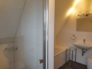 Zweites Bad mit Dusche und Badewanne