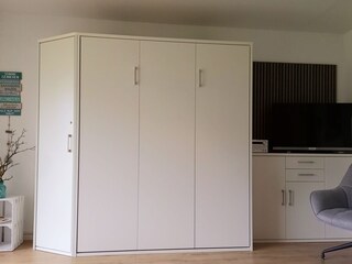Wohnzimmer mit Schrankbetten 2x80x200